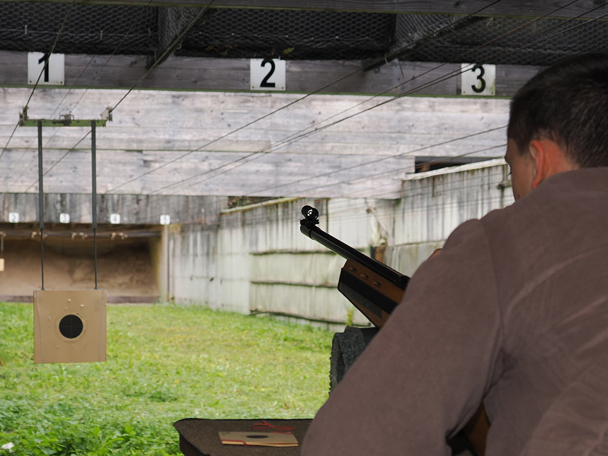 Kleinkaliber- und Großkaliberdisziplinen Kleinkaliber- und Großkaliber Schießbahn